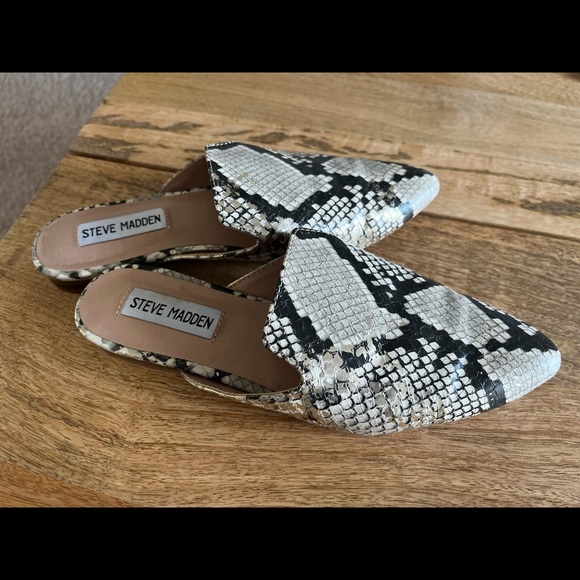 Snakeskin pattern Steve Madden loafers - Picture 2 of 2